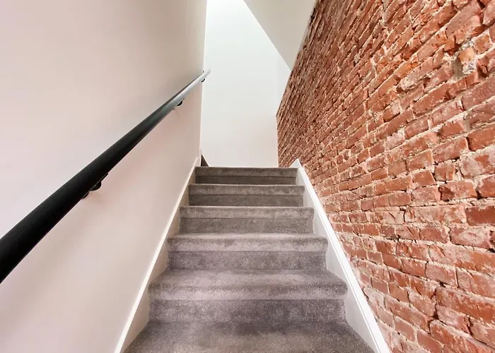 Luxurious Historical Loft Close To The Beach!! 公寓 *