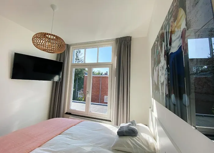 Luxurious Historical Loft Close To The Beach!! 公寓 *